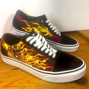 VANS OLD SKOOL
"Samurai Rising" flames 🔥 Skull 💀 men’s 7 women’s 8.5